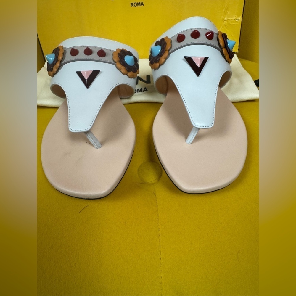 FENDI Sandals - Tong sandals Flat Studs leather white Size 6.5 - Picture 13 of 13